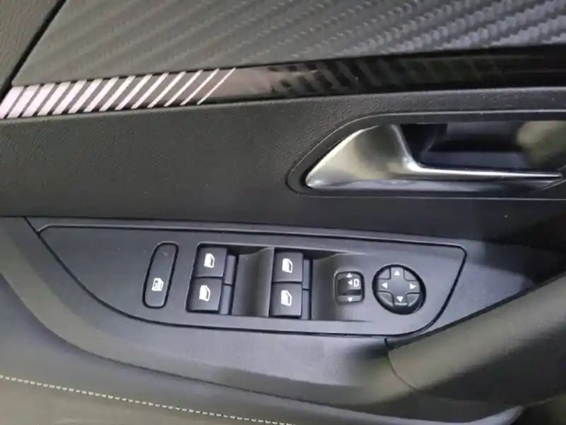 Peugeot 2008 hybrid 145 e-dcs6 — photo 36