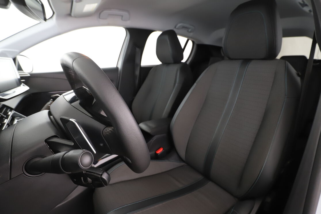 Peugeot 208 1.2 PureTech Allure EAT8 — photo 9