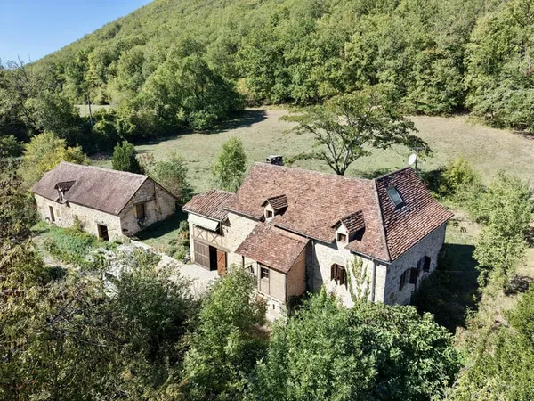 Maison de caractère avec grange et plus de 2,5 ha de terrain