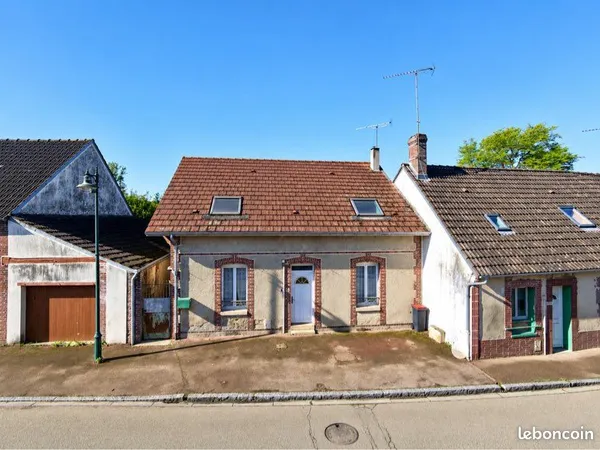 Maison 4 chambres avec grand terrain, dépendances et garages - Douchy-Montcorbon