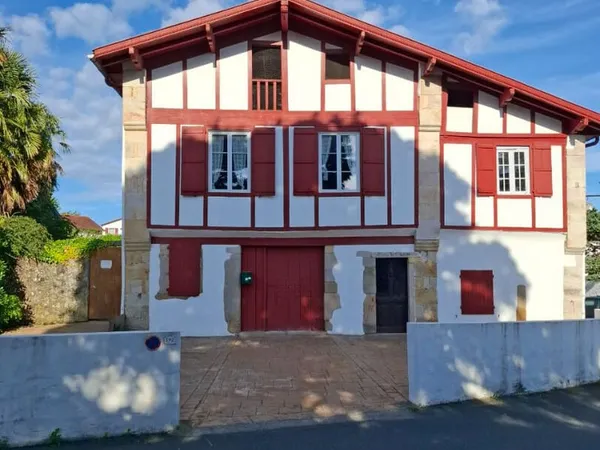 Bourg Ascain T3 53.56 m2 + Combles 50m², Jardin et stationnement