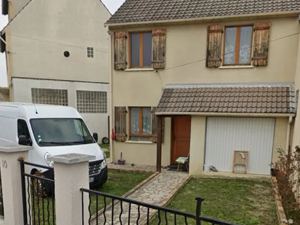 Maison familiale à vendre + jardin devant et derrière