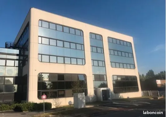 Plusieurs Locaux stockage 20 m² et bureaux de 11m² à 25 m²