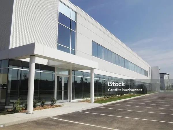 bâtiment de 906 m² en zone commerciale à CONFOLENS !