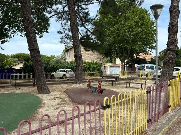 SALIN DE GIRAUD. Maison 86 m2, dépendance 17 m2. Terrain 565 m2. Piscinable. 215000 .CAMARGUE