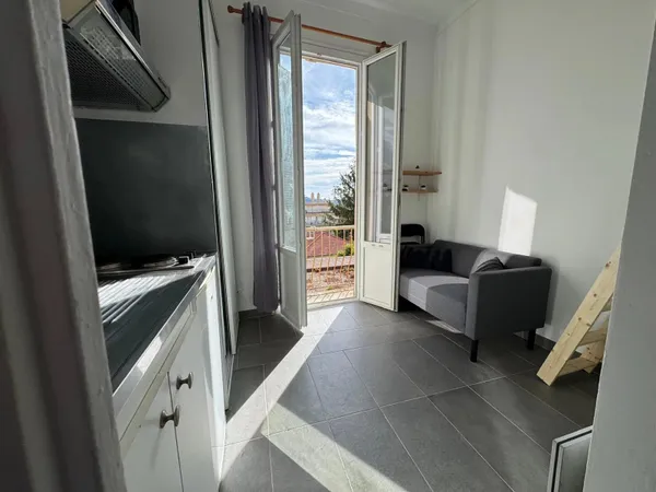 Charmant appartement lumineux avec balcon et vue dégagée sur les collines niçoises