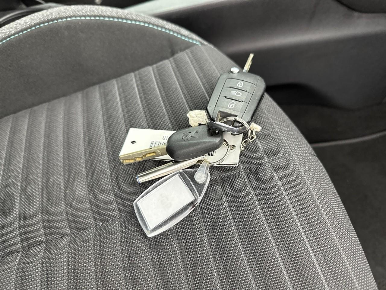 Peugeot 208 puretech 100 s&s bvm6 style — photo 31