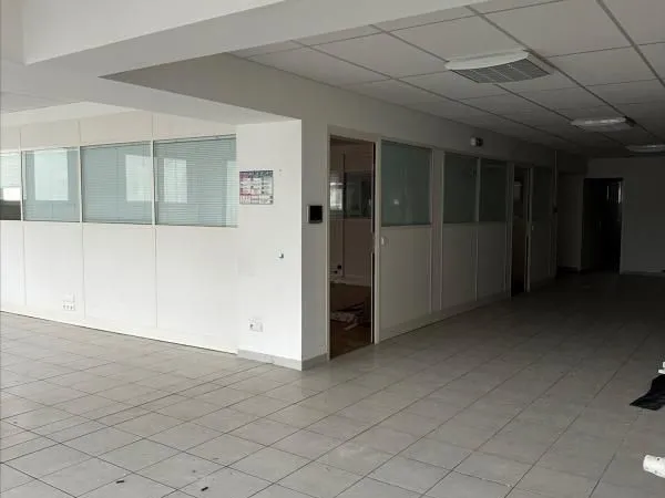 Local bureaux 617 m²
