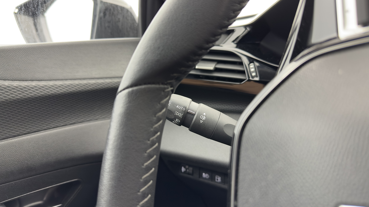 Peugeot 308 SW PHEV 180 e-EAT8 — photo 14