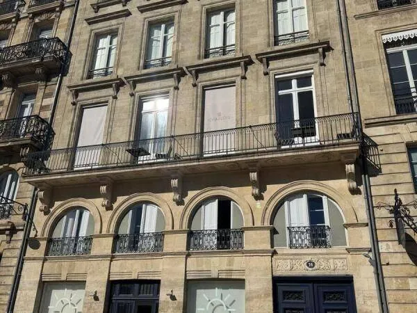 Bureaux 696 m²