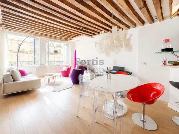 Paris 1er- Duplex de caractère avec son ascenseur privatif