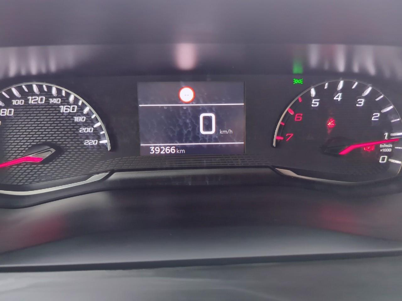 Peugeot 2008 puretech 100 s&s bvm6 allure — photo 24