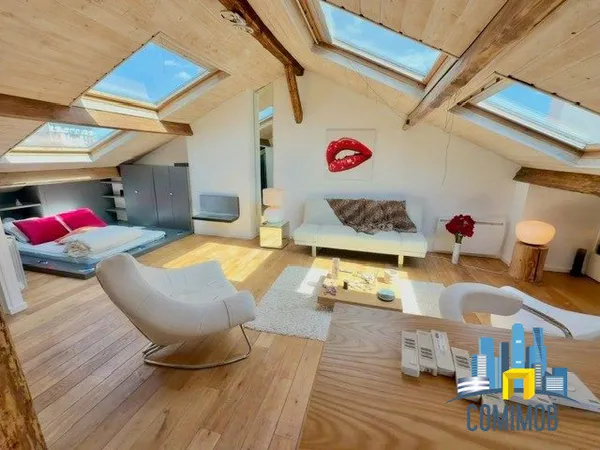 COURBEVOIE - GRAND ET BEAU STUDIO ATYPIQUE
