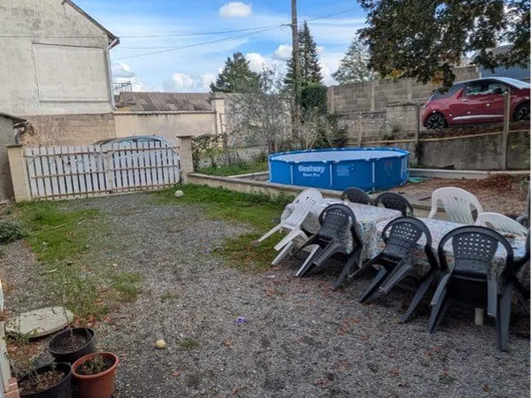 Petite maison avec jardin chinon Garé