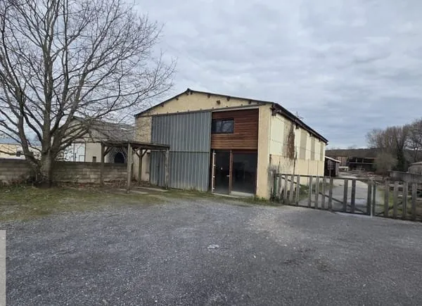 Entrepots sur terrain de 4411m2 - Zone d'activité