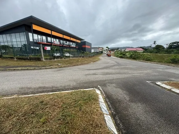 Magnifique surface commerciale de 340 m2 à louer Sortie de Cayenne