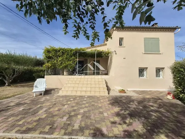 Maison avec garage , dépendance sur 2761 m² de terrain construct