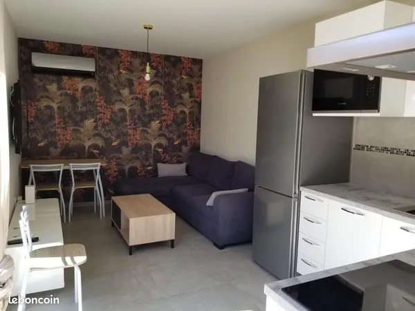 Porto Vecchio : Appartement F2 à louer pour 1 à 2 personnes : Séjour-salon / cuisine , salle de douc