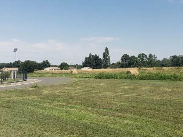 Terrain constructible 650m2 viabilisé, en Gironde.
