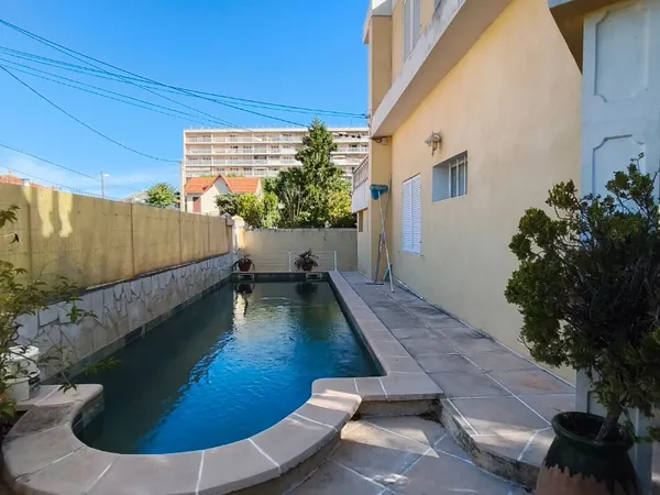 Villa avec piscine et jardin au calme coeur 9eme !