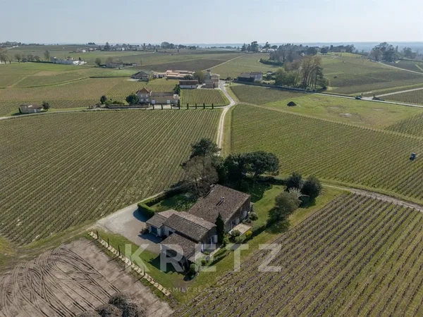 Saint-Émilion, maison en pierre de 240 m² avec piscine intérieur