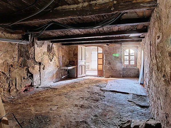 A VENDRE EN EXCLUSIVITE ! Appartement de 36 m² + 65m² de cave au coeur du village de LORGUES