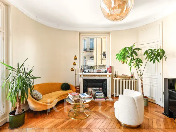 Appartement d'angle de caractère au dernier étage
