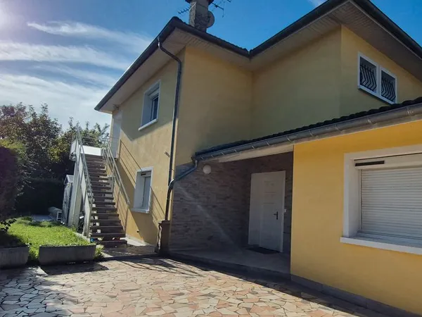 Claix - Maison avec deux logements indépendants, piscine et vue montagnes