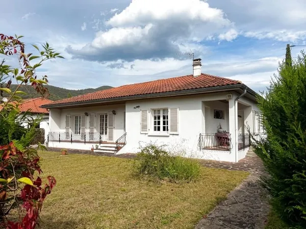 Dans un cadre privilégié, maison de 120 m2 avec garage, jard
