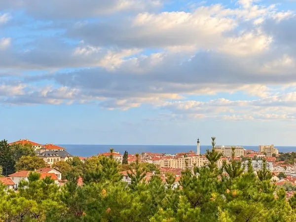 BIARRITZ - Vue dégagée sur la ville, l'océan et le phare