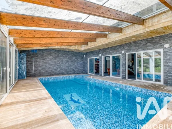 Maison 8 pièces 322 m²