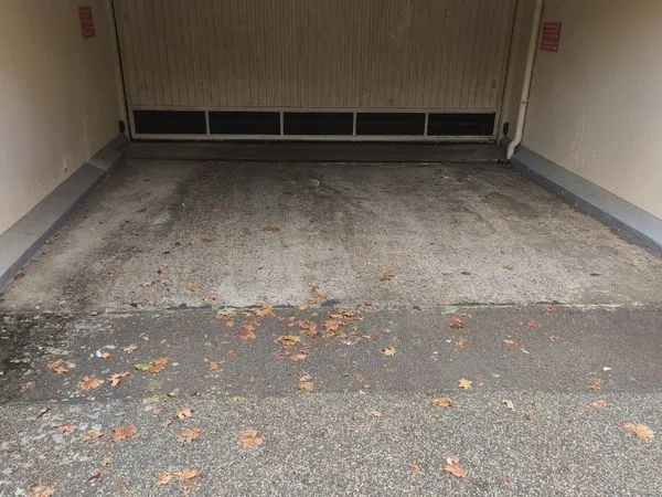 Parking fermé a louer -carriees -sous -poissy