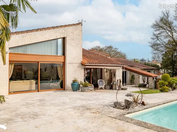 Maison 7 pièces 242 m²