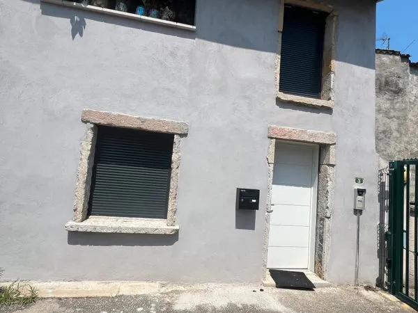 Maison de village rénovée 45m² - plein centre - terrasse - charges très faibles