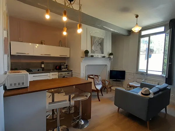 Loue appartement 37m² meublé dans l'ancien (parquet, cheminée, moulures), Rennes, entre Place Hoche 
