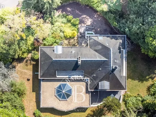 Propriété 10 pièces 323 m²