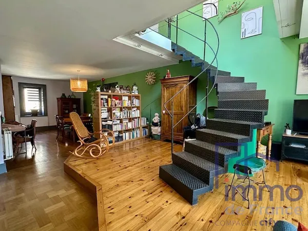 Duplex T4 lumineux de 117 m² avec terrasse tropézienne rue Sai