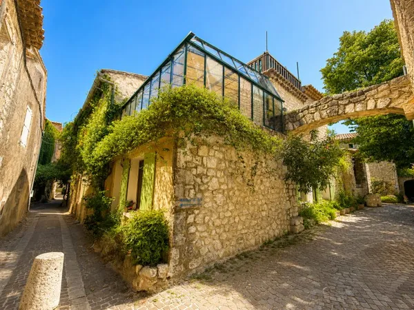 ISABELLE DI NATALE VOUS PRÉSENTE EN EXCLUSIVITÉ LA GARDE-ADHÉMAR MAISON DE VILLAGE EN PIERRE ENTIÈRE