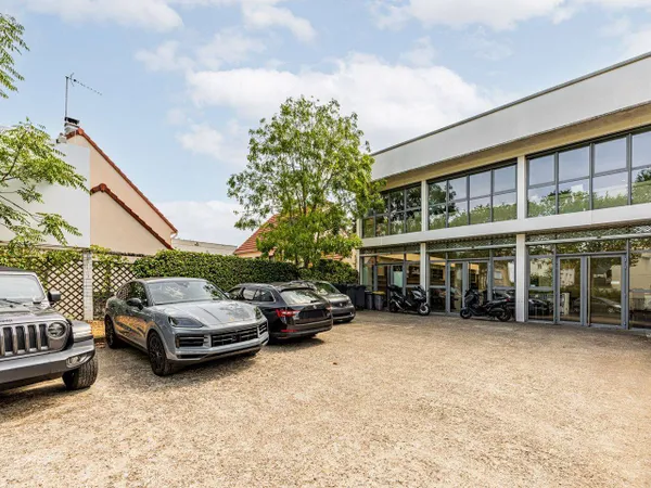 Local commercial 3 pièces 681 m²