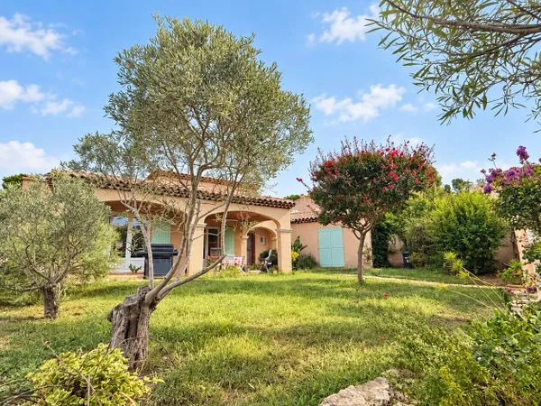Maison familiale 151 m2 Terrain arboré de 945 m2 Grande