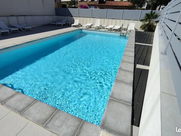 Bandol -T2 sécurisé avec grande terrasse et piscine