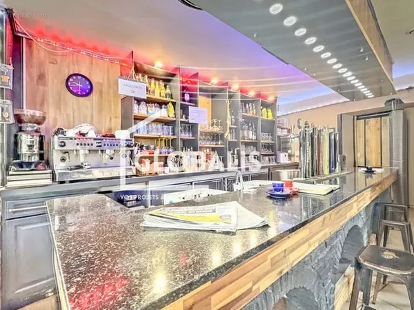 Opportunité rare Immeuble de rapport avec bar/tabac, superbe terrasse et logement