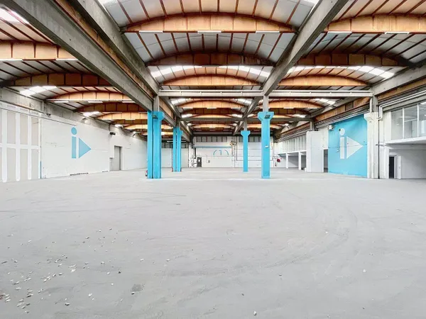 Entrepôt 2200 m²