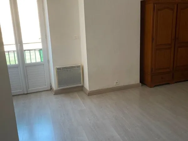 Appartement T1, à proximité de la place de la fontaine chaude