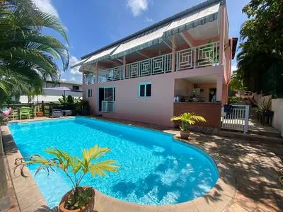 HAUT DE VILLA PISCINE MEUBLÉ F4 - SCHOELCHER