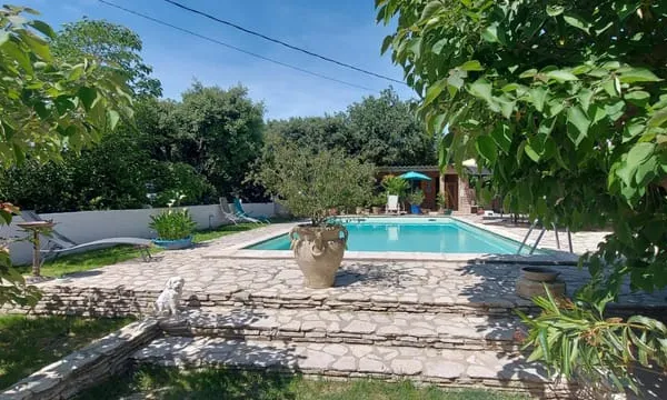 GARD. 30.NIMES. Quartier La Cigale. Maison de 120 m2 sur terrain arboré de 1250 m² avec Piscine Dépe