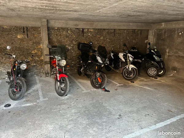 Location places parking box garage pour 2 roues Moto Scooter Vélo électrique - Gambetta Pyrénées Mén