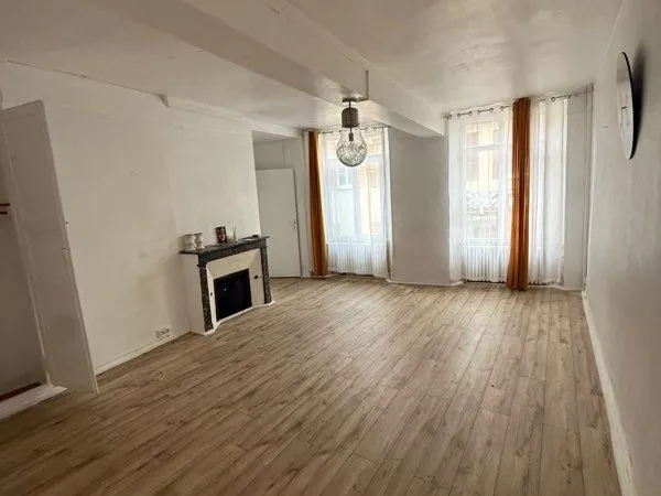 F2 de 88 m² avec cour - Centre-ville de Villeneuve-la-Guyard
