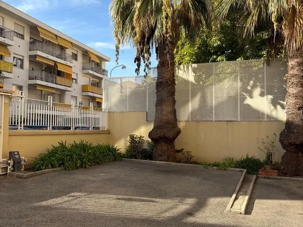 Parking extérieur dans résidence sécurisée