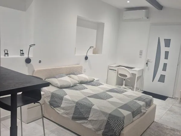 Loue grand studio meublé